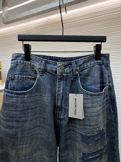 バレンシアガスーパーコピー Gothic Denim ロゴパッチ付きダメージジーンズ