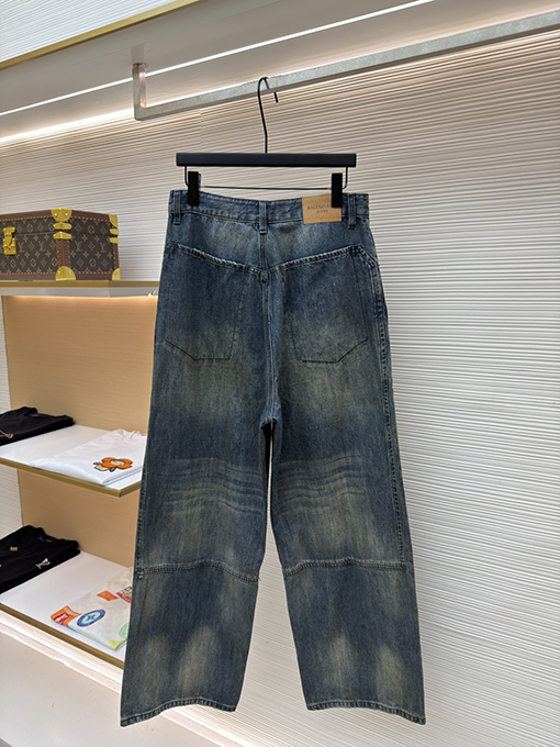 バレンシアガスーパーコピー Gothic Denim ロゴパッチ付きダメージジーンズ