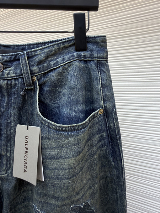 バレンシアガスーパーコピー Gothic Denim ロゴパッチ付きダメージジーンズ