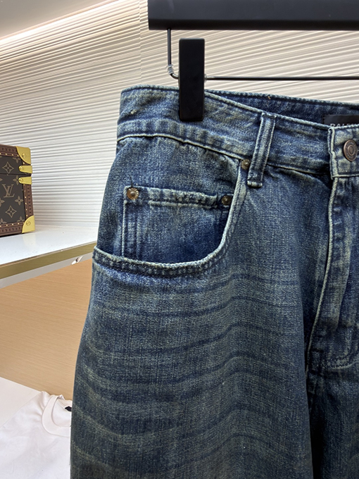 バレンシアガスーパーコピー Gothic Denim ロゴパッチ付きダメージジーンズ