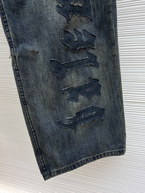 バレンシアガスーパーコピー Gothic Denim ロゴパッチ付きダメージジーンズ