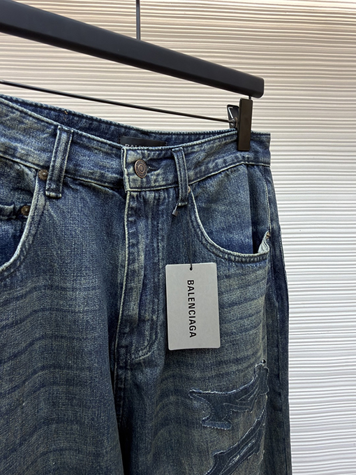 バレンシアガスーパーコピー Gothic Denim ロゴパッチ付きダメージジーンズ