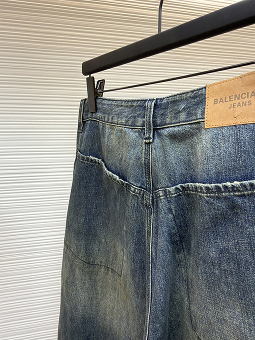 バレンシアガスーパーコピー Gothic Denim ロゴパッチ付きダメージジーンズ