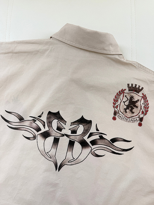 バレンシアガ TATTOO プリント柄の半袖シャツ