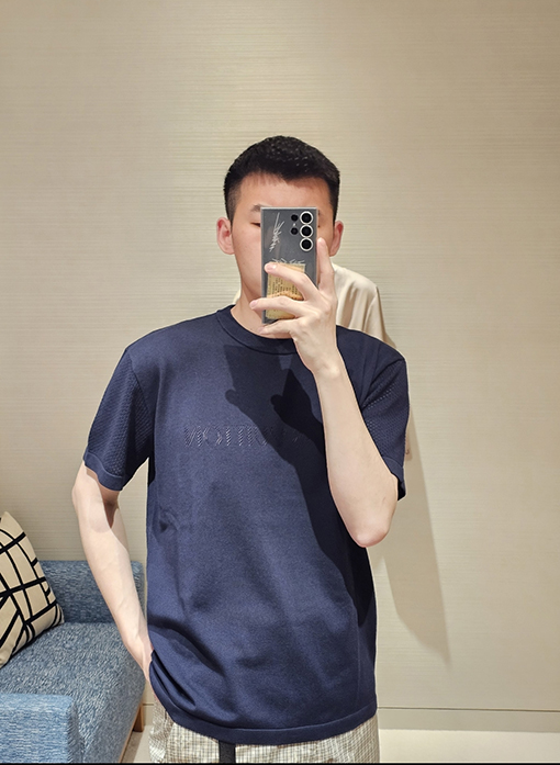 ルイヴィトンコピー LOUIS VUITTON 透かし彫り文字入りニット半袖Tシャツ