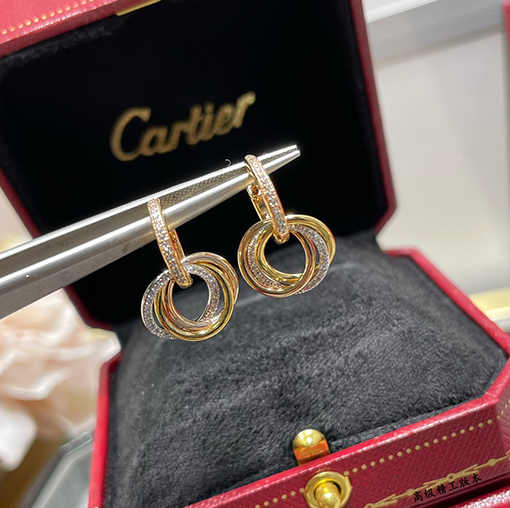 カルティエスーパーコピー ダイヤモンドがあしらわれた小さな3連スタッドピアス