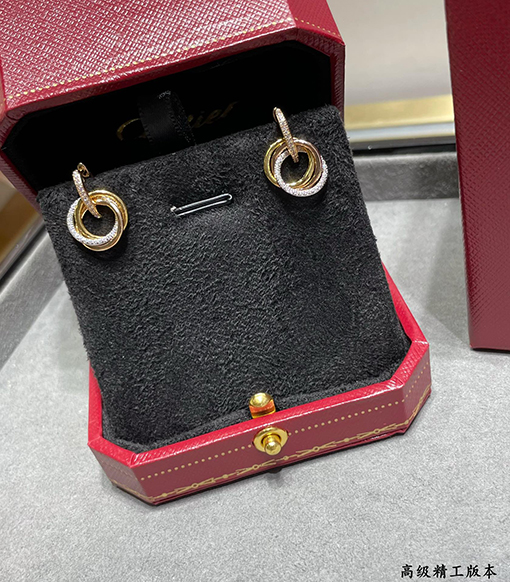 カルティエスーパーコピー ダイヤモンドがあしらわれた小さな3連スタッドピアス