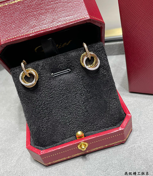 カルティエスーパーコピー ダイヤモンドがあしらわれた小さな3連スタッドピアス