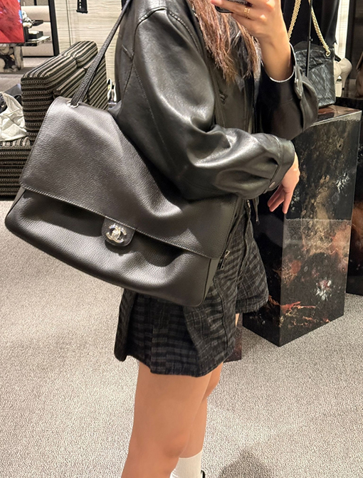 シャネル MAXI レディース春夏の大型ブラックフラップバッグ