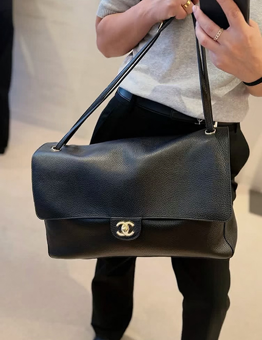 シャネル MAXI レディース春夏の大型ブラックフラップバッグ