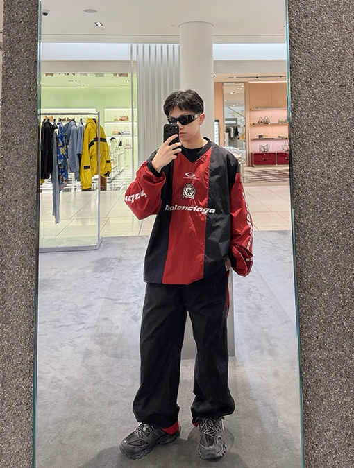 バレンシアガスーパーコピー BALENCIAGA 赤とグレーのカラーブロックVネック長袖シャツ