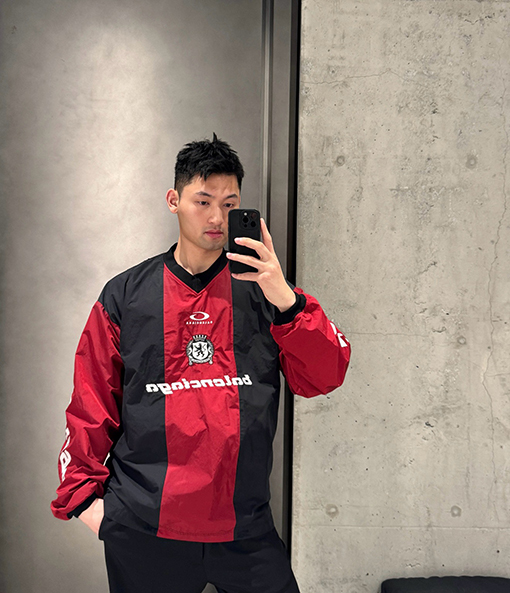 バレンシアガスーパーコピー BALENCIAGA 赤とグレーのカラーブロックVネック長袖シャツ