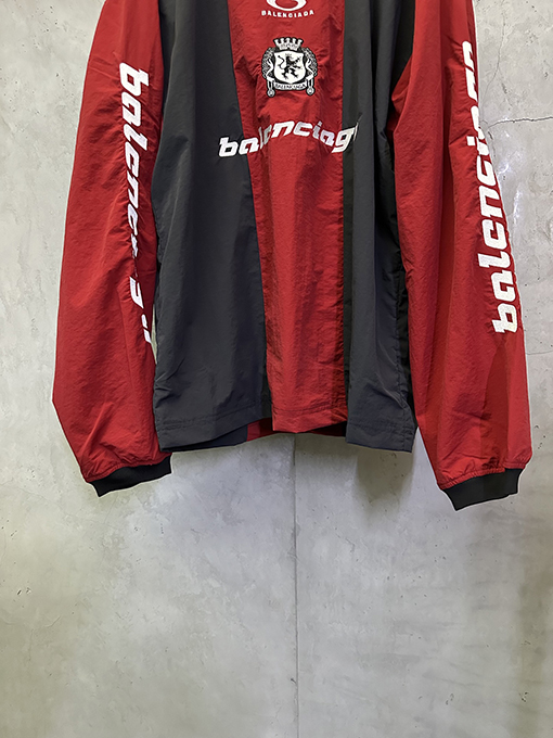 バレンシアガスーパーコピー BALENCIAGA 赤とグレーのカラーブロックVネック長袖シャツ
