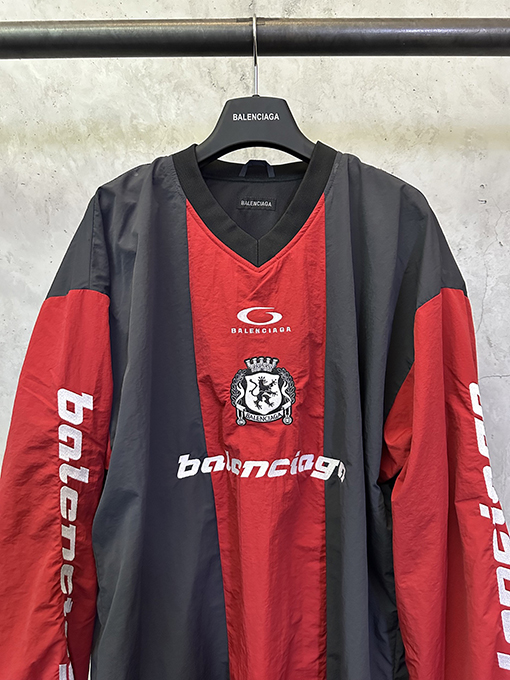 バレンシアガスーパーコピー BALENCIAGA 赤とグレーのカラーブロックVネック長袖シャツ