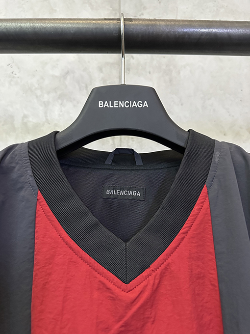 バレンシアガスーパーコピー BALENCIAGA 赤とグレーのカラーブロックVネック長袖シャツ