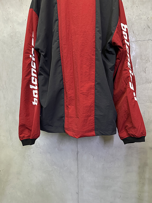 バレンシアガスーパーコピー BALENCIAGA 赤とグレーのカラーブロックVネック長袖シャツ