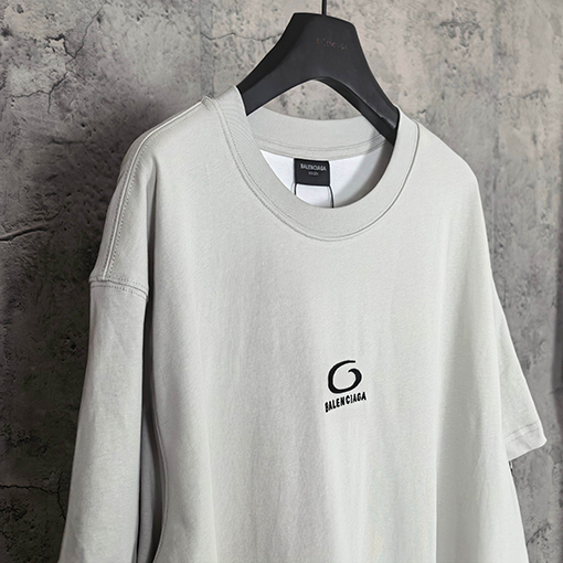バレンシアガコピー BALENCIAGA Hybrid Double T-shirt in Light Grey/white アサシンハイブリッドダブルプリント刺繍入りライトグレー&ホワイト平織りフェイクツーピース長袖シャツ