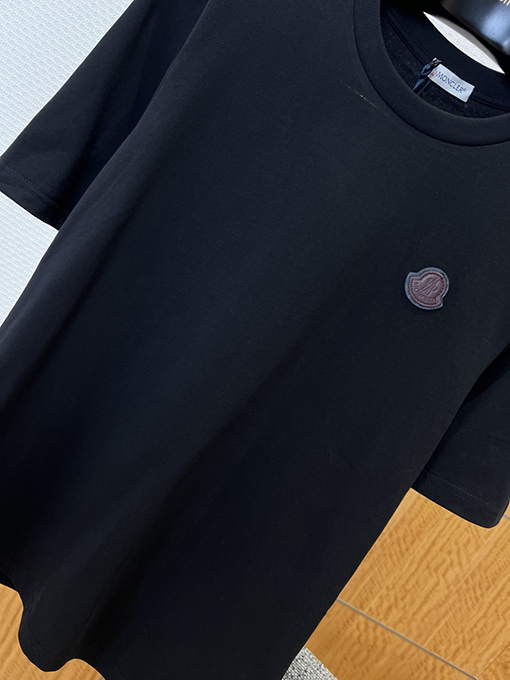 モンクレールコピー クラシックロゴ レザーラベル クルーネック 半袖Tシャツ