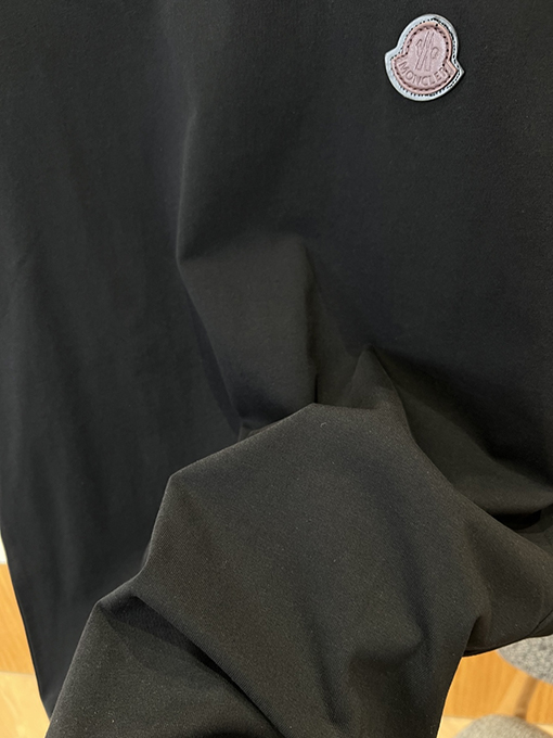 モンクレールコピー クラシックロゴ レザーラベル クルーネック 半袖Tシャツ