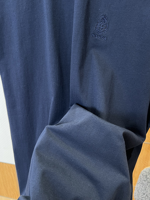 プラダスーパーコピー シールドロゴ刺繍入り半袖Tシャツ
