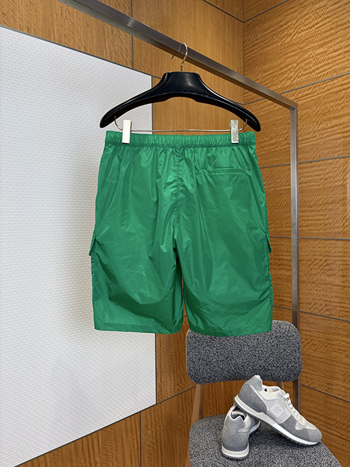 プラダ エナメルの三角形ポケット付きカーゴショーツ