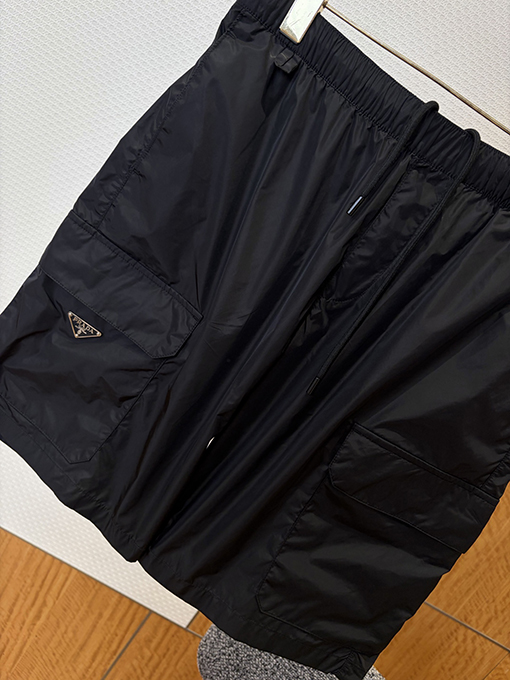 プラダ エナメルの三角形ポケット付きカーゴショーツ