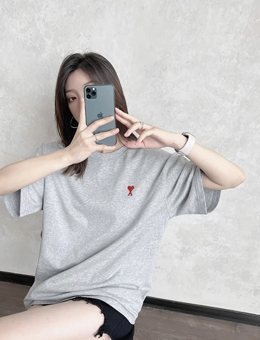 アミ クラシックなレッドハート刺繍入り半袖Tシャツ