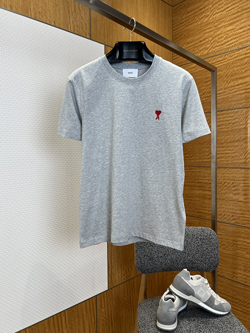 アミ クラシックなレッドハート刺繍入り半袖Tシャツ