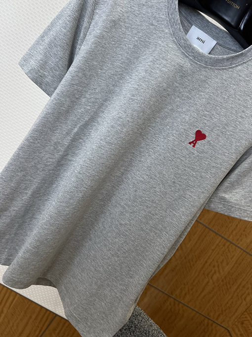 アミ クラシックなレッドハート刺繍入り半袖Tシャツ