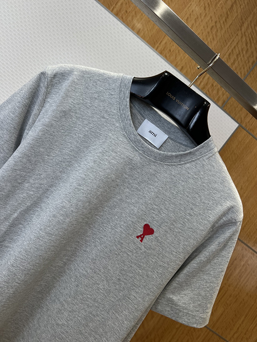 アミ クラシックなレッドハート刺繍入り半袖Tシャツ