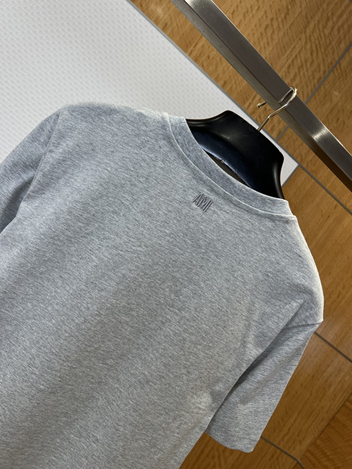 アミ クラシックなレッドハート刺繍入り半袖Tシャツ
