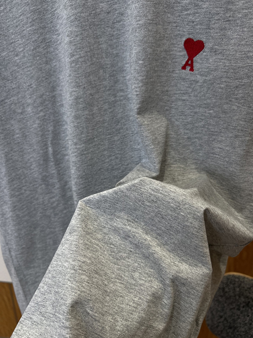 アミ クラシックなレッドハート刺繍入り半袖Tシャツ