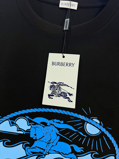 バーバリーコピー BURBERRY 新モデルクラシックなレタープリントロゴ入り半袖Tシャツ