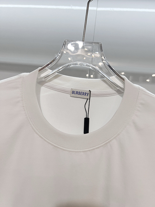 バーバリーコピー BURBERRY 新モデルクラシックなレタープリントロゴ入り半袖Tシャツ
