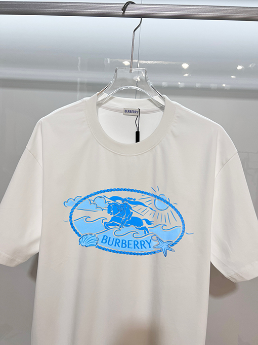 バーバリーコピー BURBERRY 新モデルクラシックなレタープリントロゴ入り半袖Tシャツ