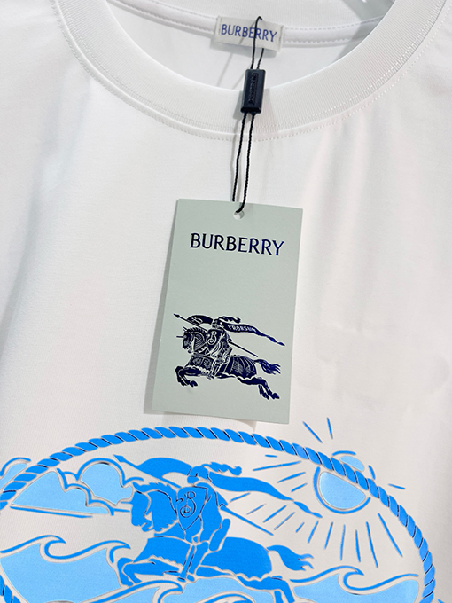 バーバリーコピー BURBERRY 新モデルクラシックなレタープリントロゴ入り半袖Tシャツ