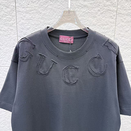 グッチスーパーコピー GUCCI ネックラインにレーザー刺繍の文字が入った半袖Tシャツ