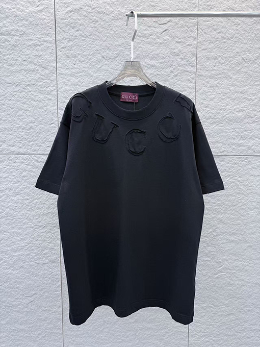 グッチスーパーコピー GUCCI ネックラインにレーザー刺繍の文字が入った半袖Tシャツ