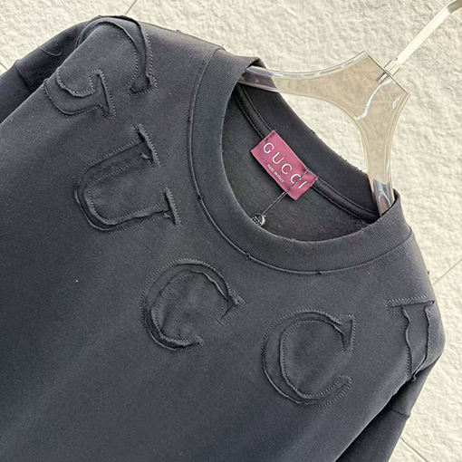 グッチスーパーコピー GUCCI ネックラインにレーザー刺繍の文字が入った半袖Tシャツ