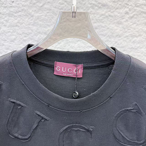 グッチスーパーコピー GUCCI ネックラインにレーザー刺繍の文字が入った半袖Tシャツ