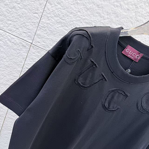 グッチスーパーコピー GUCCI ネックラインにレーザー刺繍の文字が入った半袖Tシャツ