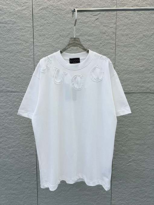 グッチスーパーコピー GUCCI ネックラインにレーザー刺繍の文字が入った半袖Tシャツ