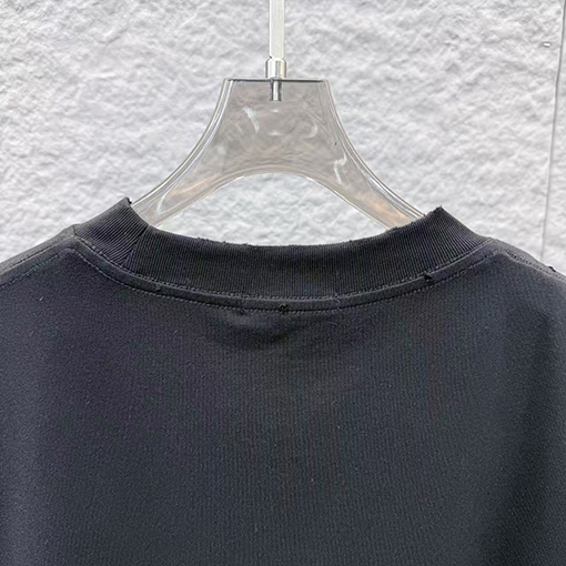 グッチスーパーコピー GUCCI ネックラインにレーザー刺繍の文字が入った半袖Tシャツ