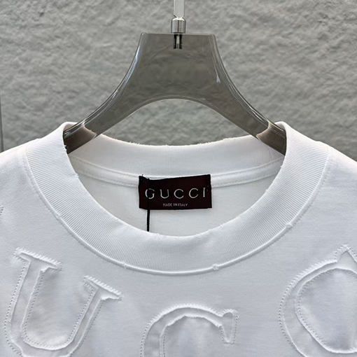 グッチスーパーコピー GUCCI ネックラインにレーザー刺繍の文字が入った半袖Tシャツ