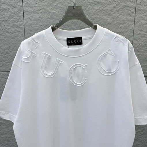 グッチスーパーコピー GUCCI ネックラインにレーザー刺繍の文字が入った半袖Tシャツ