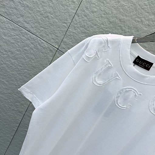 グッチスーパーコピー GUCCI ネックラインにレーザー刺繍の文字が入った半袖Tシャツ