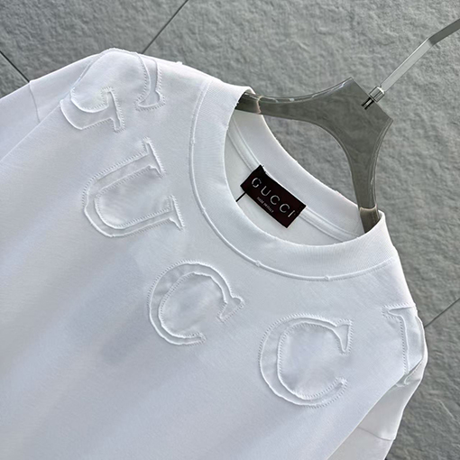 グッチスーパーコピー GUCCI ネックラインにレーザー刺繍の文字が入った半袖Tシャツ