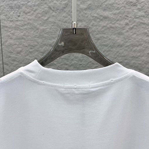 グッチスーパーコピー GUCCI ネックラインにレーザー刺繍の文字が入った半袖Tシャツ