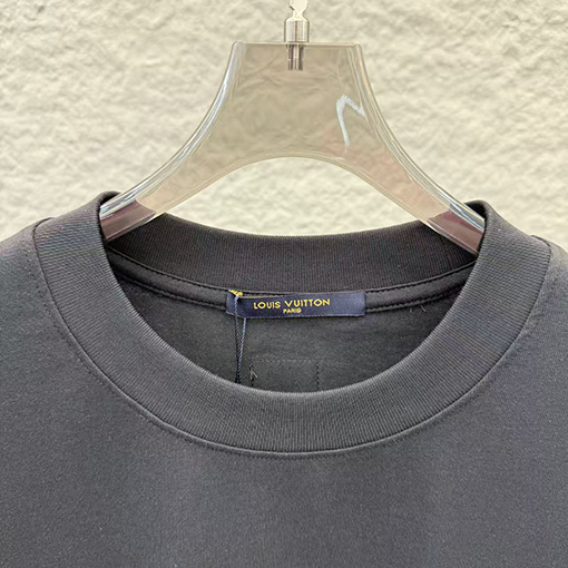 ルイヴィトンコピー LOUIS VUITTON 新モデル3Dの刺繍入り半袖Tシャツ