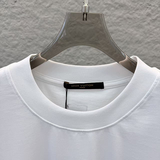 ルイヴィトンコピー LOUIS VUITTON 新モデル3Dの刺繍入り半袖Tシャツ